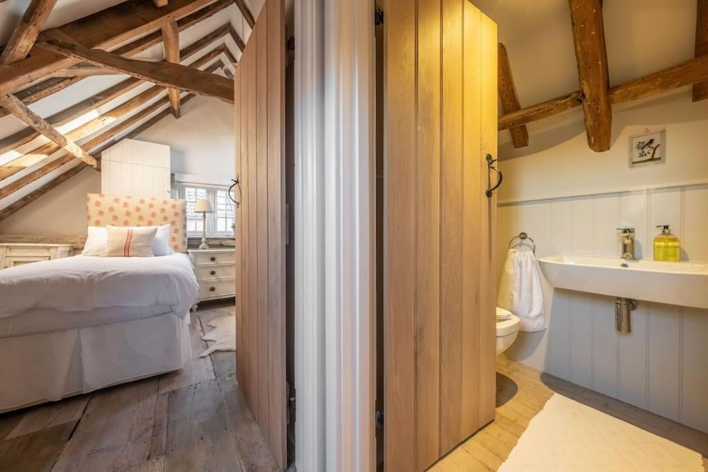 Beekeeper'S Cottage Фейкънам Екстериор снимка